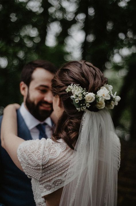 Bridal Flower Crown With Veil, Spring Wedding Hairstyles, Vintage Flower Crown, Spring Wedding Flower, Flower Crown Veil, Rustic Spring Wedding, Wedding Flower Crown, Crown Ideas, Rose Flower Crown