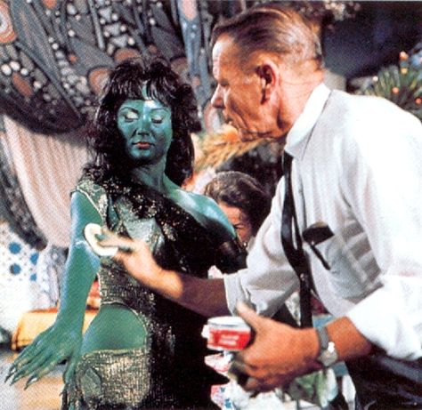 Fred Phillips applies makeup Susan Oliver, Star Trek Tv Series, Star Trek 1966, Star Trek Original Series, Star Trek Tv, Star Trek Series, Star Trek Images, Star Trek Original, Leonard Nimoy