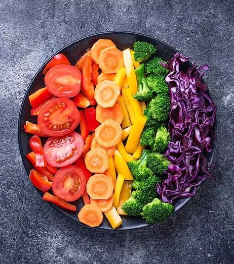 Rainbow Diet, Green Fruits And Vegetables, Grilled Fruit, Healthy Meals To Cook, Eat The Rainbow, Raw Vegetables, Budget Friendly Recipes, Unhealthy Food, Greens Recipe