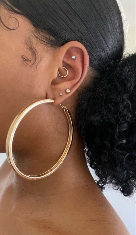 Ear Piercings Chart, Double Ear Piercings, Types Of Ear Piercings, Tragus Piercing Jewelry, Cool Ear Piercings, Pretty Ear Piercings, Face Piercings, Piercings For Girls, Cool Piercings