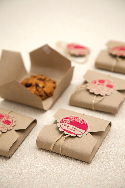 30 Fantastic Examples of Cookie Packaging Design | Inspirationfeed Biscuit Packaging, Biscuits Packaging, Săpunuri Handmade, Baking Packaging, Dessert Packaging, Packaging Diy, Packaging Ideas Business, Ge Bort, Cake Packaging