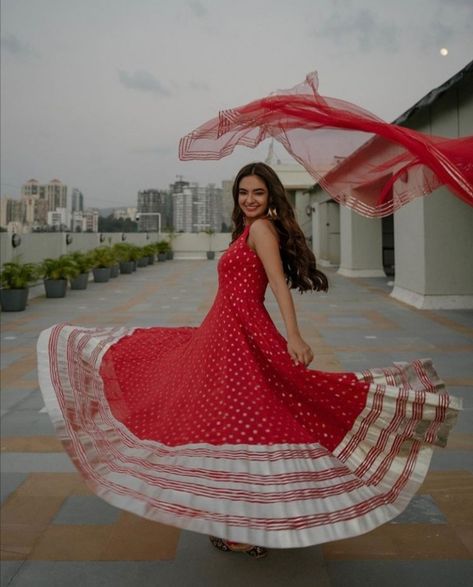 Indian Frocks, Frock Photos, Anushka Sen, Long Frock, Traditional Indian Dress, Casual Indian Fashion, Indian Photoshoot, Stylish Photo Pose, Long Frocks