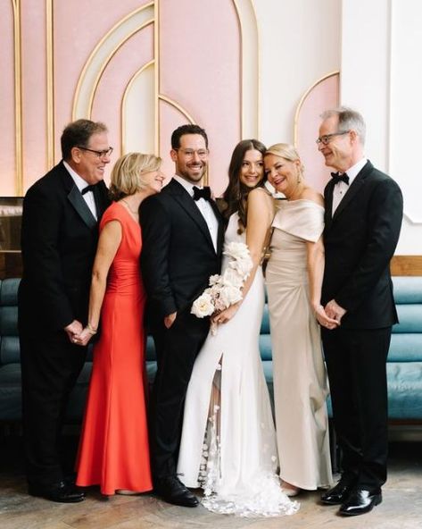 Couple With Parents, Bride And Groom With Parents, Family Portrait Wedding Photos, Family Wedding Portraits, Family Portraits Wedding, Bride With Family, Family Wedding Photos Parents, Bride And Groom With Family, Wedding Photo Family