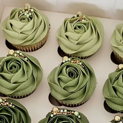 Sage Green Cupcakes, Ombre Rosette Cake, Rosette Cupcakes, Buttercream Flowers Tutorial, Princess Sweet 16, Mouse Cookies, Green Cupcakes, Mothers Day Cupcakes, Green Wedding Cake