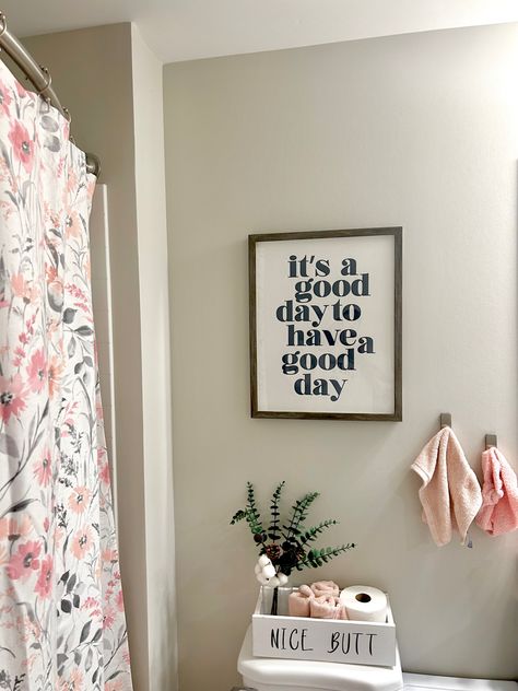 College apartment bathroom decor #collegeapartment #college #apartment #decor #itsagooddaytohaveagoodday #bathroom #collegedecor College House Bathroom Decor, College House Bathroom, Dorm Bathroom Decor College, Girly Apartment Bathroom, Simple College Apartment Decor, College Apartment Decor Bathroom, College Girl House Decor, College Girl Apartment Bedroom, Collage Apartment Ideas