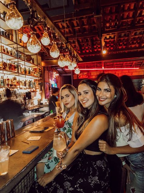 Bar Photoshoot Ideas Friends, Bar Pictures Instagram Friends, Bar Pics, Short Rosa, Eiffel Tower Photography, Sibling Poses, Marketing Photos, Best Friend Photoshoot, Friend Poses Photography