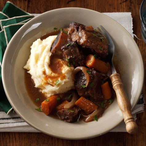 Slow-Cooker Short Ribs Pressure Cooker Short Ribs, Cooking Short Ribs, Short Ribs Slow Cooker, Beef Short Rib Recipes, Magically Delicious, Short Ribs Recipe, Eat Fresh, Beef Bourguignon, Braised Short Ribs