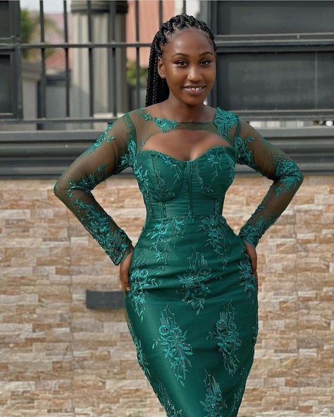 Straight Gown Styles, Straight Gown, Green Ankara, Lace Styles For Wedding, Ankara Styles For Ladies, Nigerian Lace Dress, Aso Ebi Lace Styles, Lace Dress Classy, Nigerian Lace Styles Dress