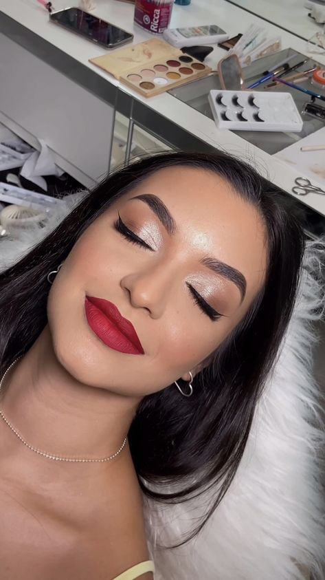 𝐢𝐧𝐬𝐭𝐚: @andressavasquezbeauty Selena Gomez Red Lipstick, Make Up To Go With A Red Dress, Red Lipstick Makeup Looks, Red Lipstick Makeup, Bright Makeup, Red Lip Makeup, Simple Eye Makeup, Make Up Inspo, Light Hair Color