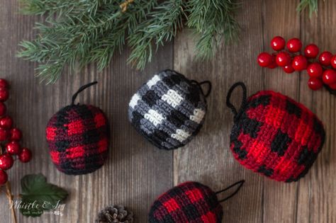 Crochet Christmas Ornaments Patterns, Cute And Easy Crochet, Rustic Crochet, Plaid Ornaments, Buffalo Plaid Ornaments, Crochet Plaid, Christmas Ornaments Patterns, Plaid Crochet, Crochet Ornament Patterns