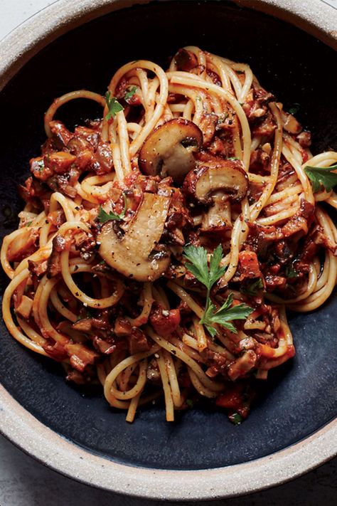 Mushroom Bolognese Vegetarian, Veggie Bolognese Recipe, Vegetarian Spaghetti Recipes, Mushroom Food Ideas, Italian Comfort Food Recipes, Mushroom Bolognese Sauce, Mushroom Pasta Recipes, Sour Treats, Best Bolognese Recipe