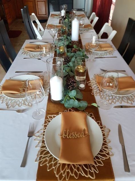 Gold Table Runner Dining Room, White Tablecloth Thanksgiving Table, Thanksgiving Table Settings Square Plates, Thanksgiving Formal Table Settings, Simple Diy Thanksgiving Table Decor, Thanksgiving Gold Table Settings, Thanksgiving Table Setting Ideas For Large Group, Decoration For Dinner Table, Thanksgiving Table Settings With Paper Plates