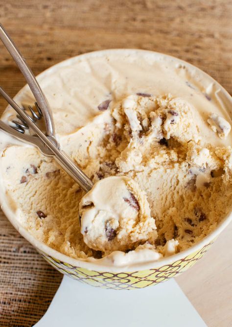 Brown Butter Pecan Ice Cream // lickmyspoon.com Winter Ice Cream, Tasty Ice Cream, Butter Pecan Ice Cream, Pecan Ice Cream, Ice Cream Base, Rum Raisin, Nice Recipes, Best Butter, Butter Pecan