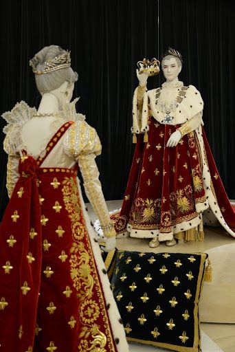 1804 Empress Josephine's Coronation Robes Replica | Kobe Fashion Museum Elizabethan Theatre, 17th Century Clothing, Gaun Abad Pertengahan, 17th Century Fashion, Late Period, Century Dress, Period Dress, Century Clothing, Medieval Dress