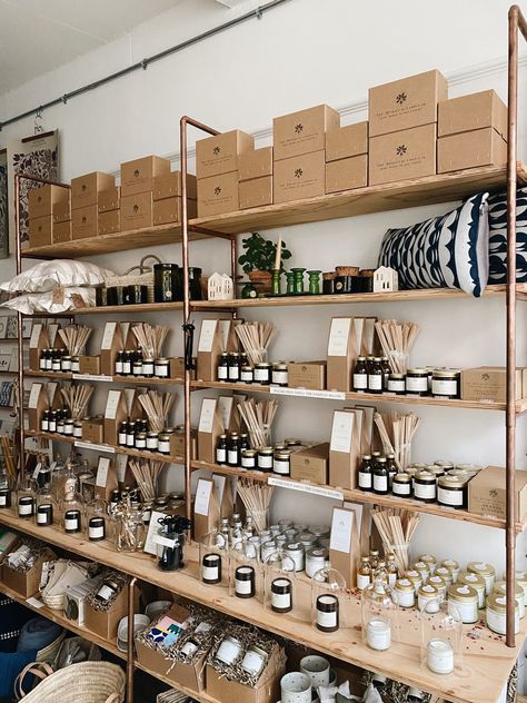 Botanical Candle Co, Candle Store Display Ideas, Candle Shop Ideas, Candle Studio Organization, Candle Bar Ideas, Diy Store Display, Candle Shop Interior, Candle Studio Ideas, Candle Shop Display