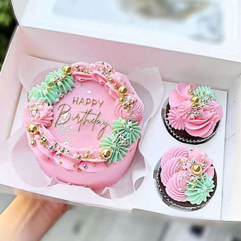 Jillian Vinion | Oh the way these mini cake + cupcake sets have my heart lately💕 these cute 4 inch cake rounds are the perfect date night treat to share OR … | Instagram Video Cake, Peppermint Meringues, Modern Birthday Cakes, Buttercream Piping, Cupcake Videos, American Buttercream, Buttercream Decorating, Cupcake Decorating Tips, Cake Decorating Icing