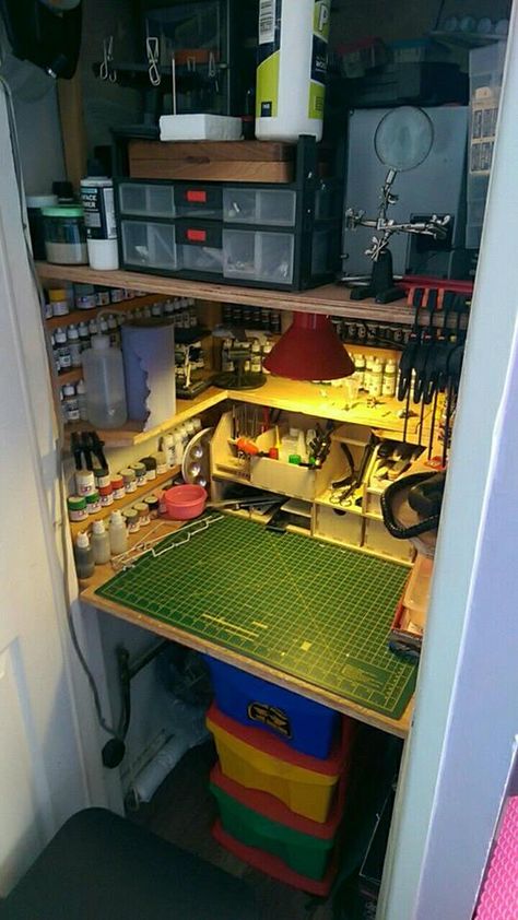 Workshop Desk Ideas, Garage Work Space, Dakboard Ideas, Workbench Aesthetic, Cosplay Workspace, Mini Art Studio, Electronics Workspace, Small Room Inspo, Hobby Desk