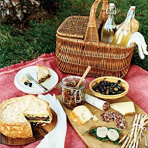 Italian Picnic...Sunset Magazine...Salami, olives, brushetta, tomatoes... cookies, melon and prosciutto...sparkling water.CHEESE, PESTO dips... French Picnic, Pesto Dip, Wine Picnic, Picnic Recipes, Bread Cheese, Picnic Inspiration, Brunch Buffet, Company Picnic, Romantic Picnics