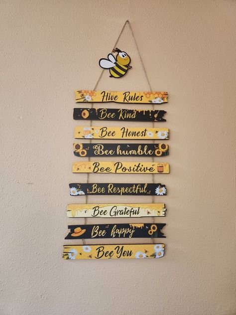 Beehive Classroom Theme, Bulletin Board Diy, Bee Classroom Decor, Bumble Bee Craft, Birthday Board Classroom, Bee Craft, Diy Bulletin Board, Welcome To Kindergarten, Bee Themed Classroom