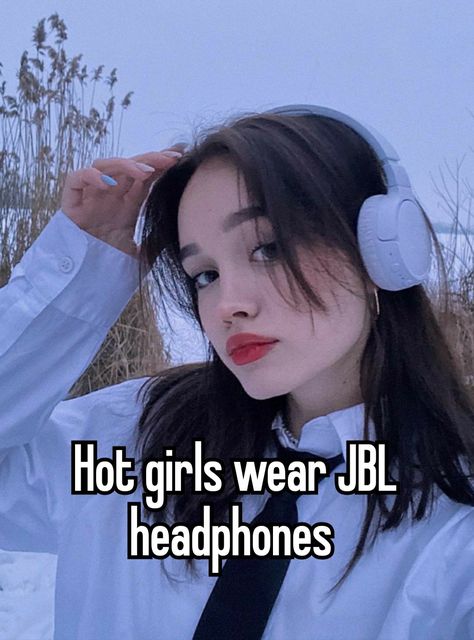 Black Jbl Headphones Aesthetic, Jbl Headphones Outfit, Jbl Headphones Aesthetic, Aesthetic Earphones, Abby Core, Headphones Jbl, Slay Whispers, Headphone Outfit, Headphones Aesthetic