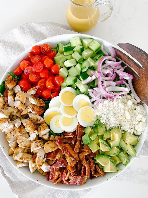 The tastiest cobb salad with chicken that the whole family will love! And it's drizzled with the most delicious honey dijon vinaigrette! Homemade Chicken Marinade, Chicken Cobb Salad, Cobb Salad Recipe, Dijon Vinaigrette, Resep Salad, Meal Train Recipes, Air Fried Chicken, Cheese Salad, Chicken Marinades