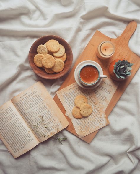 Chocolate Pictures Instagram, Cookie Flatlay, Cookies Photography Styling, Biscuit Photography, Biscuits Photography, Cookies Photoshoot, Cookies Photography, Delicious Food Image, Food Photography Dessert