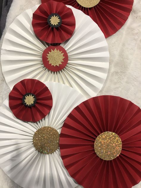 Diy Paper Fan Decorations, Stiff Poses, Paper Rosette Backdrop, Paper Fan Decorations, Deco Ballon, Paper Rosettes, Flower Decorations Diy, Chinese New Year Decorations, Fan Decoration