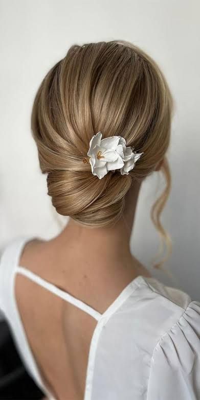 https://encrypted-tbn0.gstatic.com/images?q=tbn:ANd9GcRBpycnQvkjkGoScFKjPteS4HHH1e402koXJg&usqp=CAU Classy Wedding Hair Updo, Classic Bridal Updo, Updo With Fascinator, Bride Hairstyles 2023, Glamour Updo, Elegant Bride Hairstyles, Low Updo Wedding Hair, Low Bun Updo Wedding, Wedding Chignon