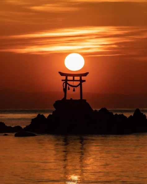 Hachiman Nada Shrine, located at on the south-east coast of Kunisaki, is one of the peninsula’s most atmospheric sites of Shinto worship.⁣⁣ 📷 nao_k__⁣⁣ Shinto Aesthetic, Rock N Roll Aesthetic, Japanese Shrine, Shinto Shrine, Ghost Of Tsushima, Dark Phone Wallpapers, Japan Travel, East Coast, Aesthetic Art