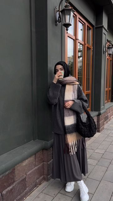 Skirt Outfits Hijab Winter, Winter Hijab Outfits, Modest Winter Outfits, Estilo Hijab, Hijabi Fits, Stile Hijab, Mode Hijabi, Street Hijab Fashion, Mode Turban