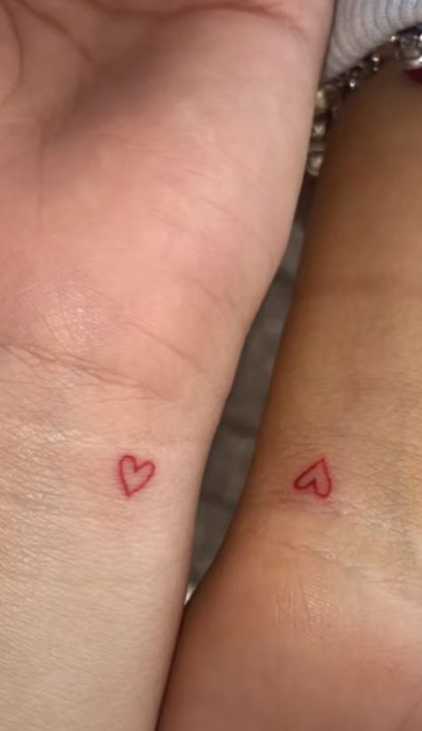 Herz Tattoo Klein, Dr Tattoo, Matching Friend Tattoos, Tiny Heart Tattoos, Bestie Tattoo, Herz Tattoo, Petite Tattoos, Bff Tattoos, Парные Тату