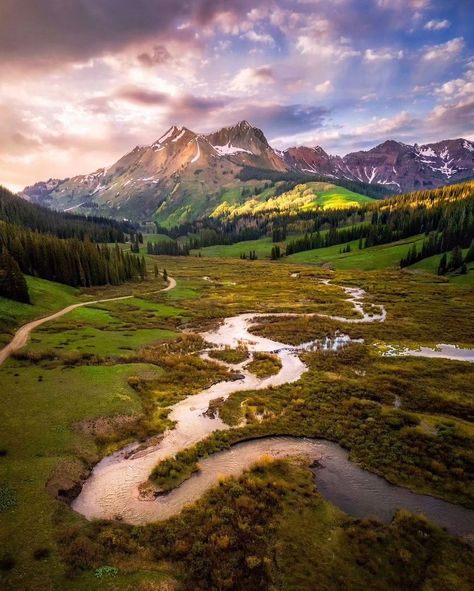 Colorado's beauty shines with its rugged Rocky Mountains 🏔️, expansive plains 🌾, and vibrant wildflowers 🌸. Pristine lakes 🏞️, dense forests 🌲, and stunning red rock formations 🏜️ create a diverse landscape. Perfect for outdoor adventures and breathtaking views. 🌅✨ .  .  .  📍 City :  Colorado 🇺🇸  📌 𝐂𝐨𝐮𝐧𝐭���𝐫𝐲 : USA 🇺🇸  📷 @connography_ .  .  . 🐾 𝐅𝐨𝐥𝐥𝐨𝐰 @roamingworldofficial for more stunning photos 🐾  .  .  Tag 👥 someone with whom you would like to visit. Futuristic City, Rock Formations, Red Rock, Heaven On Earth, Mountain Landscape, Outdoor Adventures, Nature Pictures, Rocky Mountains, Breathtaking Views