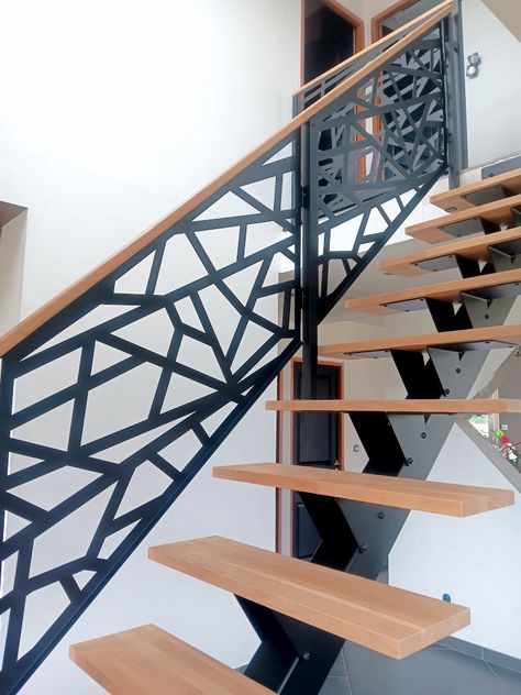 Un escalier droit central modèle Stael installé dans une maison à Douai devient le point focal de l'intérieur. Avec des marches en bois d’hévéa et une structure en acier noir, cet escalier allie robustesse et esthétique moderne. La rampe en métal, ornée d’un motif "Tokyo" découpé au laser, apporte une touche artistique unique. Un projet sur mesure qui transforme l’espace et invite à l'utilisation. Intéressé(e) par un escalier similaire ? Contactez-nous pour un devis personnalisé ! Stairs Metal Wood, Laser Design, Le Point, Tokyo, Design