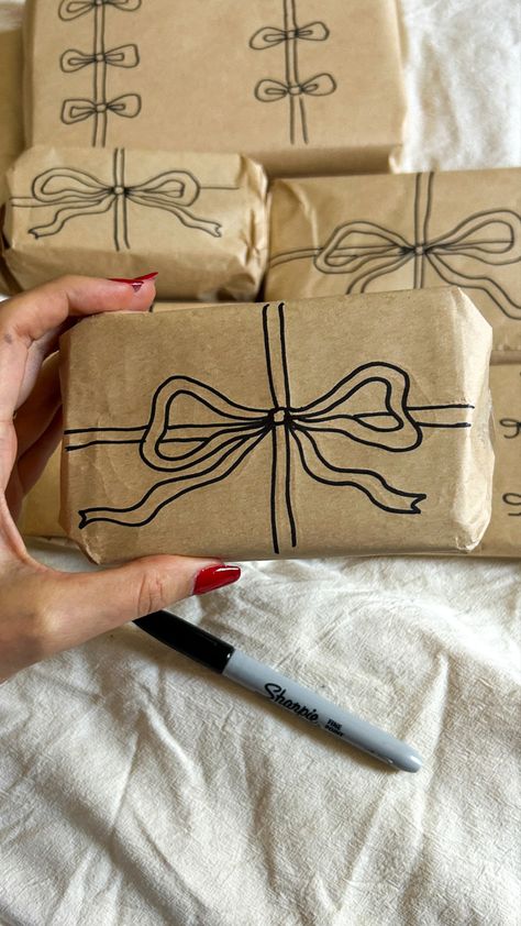 Diy Gifts Ideas, Diy Wrapping, Kraft Paper Wrapping, How To Wrap, Diy Wrap, Paper Wrapping, Kawaii Gifts, Kraft Paper, Tis The Season