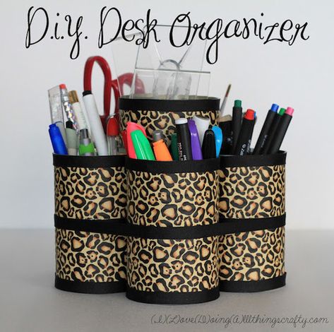 DIY organizer made from aluminum cans and patterned duct tape. Diy Desktop Organizer, Diy Desk Organizer, Diy Desktop, Recycled Tin Cans, Desk Organization Diy, Tape Projects, Duct Tape Crafts, Recycled Tin, Tin Can Crafts