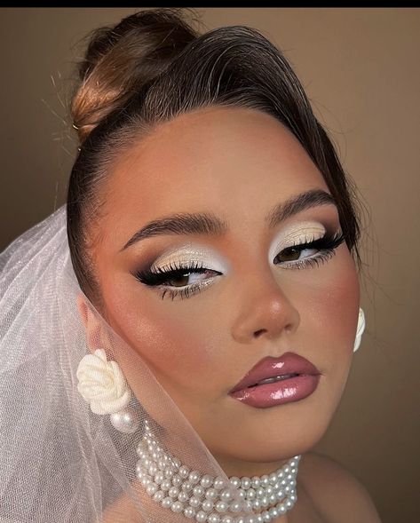 Makeup That Goes With White Dress, Makeup Wedding Looks Brides, Makeup Ideas For White Outfit, Angel Glam Makeup, Eye Makeup For White Outfit, White Out Makeup, Eyeshadow Looks For Big Eyes, Winter Wedding Makeup Looks, Unique Wedding Makeup Looks