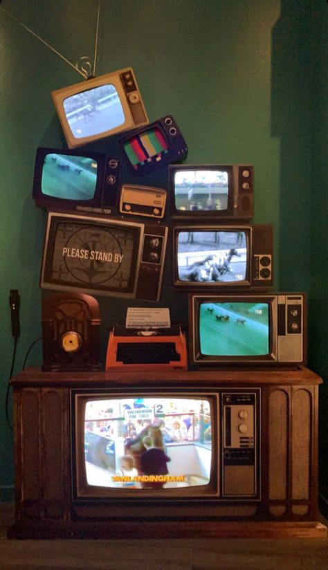 Retri Tv, Retro Items 80s, Old Tv Astethic, Old Technology Vintage, Old Tv Wallpaper, Tube Tv Aesthetic, Retro Television Aesthetic, Retro Cinema Aesthetic, Film Club Aesthetic