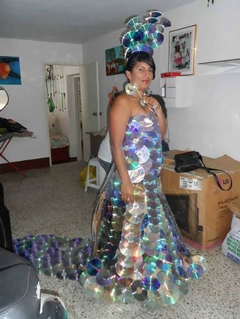 "I knew hoarding all those AOL trial CDs from the '90s would come in handy someday! Now, to find my date...he has a tux made of floppy disks!" (via NoWayGirl) Weird Dresses, Ugly Prom Dress, Worst Wedding Dress, Recycling Crafts, Crazy Dresses, Recycled Dress, Old Cds, Fashion Fail, Recycled Fashion