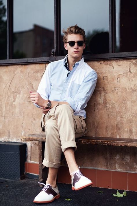 An essential preppy style guide to help men incorporate a cleaner and more refined look into their everyday wardrobe, while simultaneously maintaining their own personal style. Preppy Mode, Adrette Outfits, Preppy Boys, Preppy Mens Fashion, Preppy Men, Preppy Dresses, Male Fashion Trends, Estilo Preppy, Outfit Trends