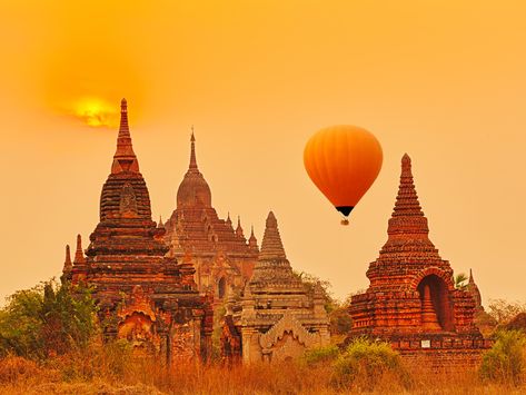 Balloons over Htilominlo Temple at sunrise in Bagan, Myanmar Ngapali Beach, Besties Pictures, Bagan Myanmar, Inle Lake, Balloon Flights, Paper Wall Hanging, Siem Reap, Ancient Temples, Bagan