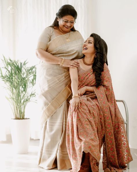 Mother Daughter Poses Indian, Indian Family Photoshoot, Photographs Idea, Mummy Papa, Mom Daughter Photos, Mother Daughter Poses, Father Daughter Photos, Daughter Photo Ideas, Engagement Dress For Bride