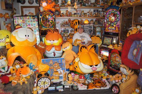 private Garfield collection - LovesGarfield.com an Unoficial Garfield… Pachinko Machine, Fat Orange Cat, Garfield Pictures, Garfield Images, Garfield Cartoon, I Hate Mondays, Real Estate Salesperson, Garfield And Odie, Guinness World Records