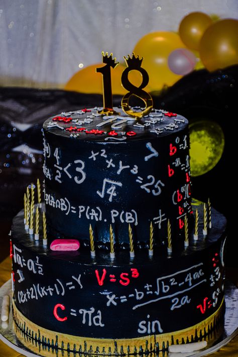 Math Themed Cake, Math Birthday Cakes, Math Cake Ideas Birthday, Math Cake, Math Hat, Grad Cake, Teen Cakes, Unique Birthday Cakes, Hidden Figures