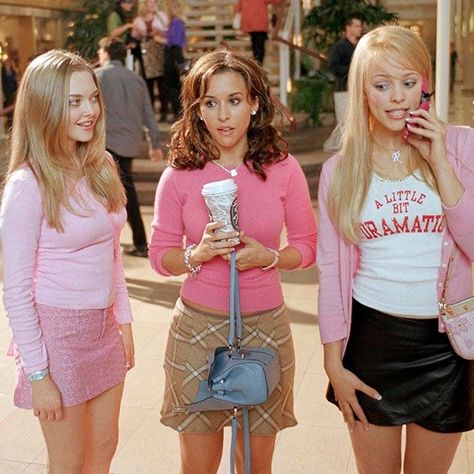 Mean Girls Gretchen, Mean Girls Halloween Costumes, Mean Girls Halloween, Blonde Halloween Costumes, Miss Girl, Girly Movies, 2000s Outfits, Chick Flicks, 2000s Aesthetic