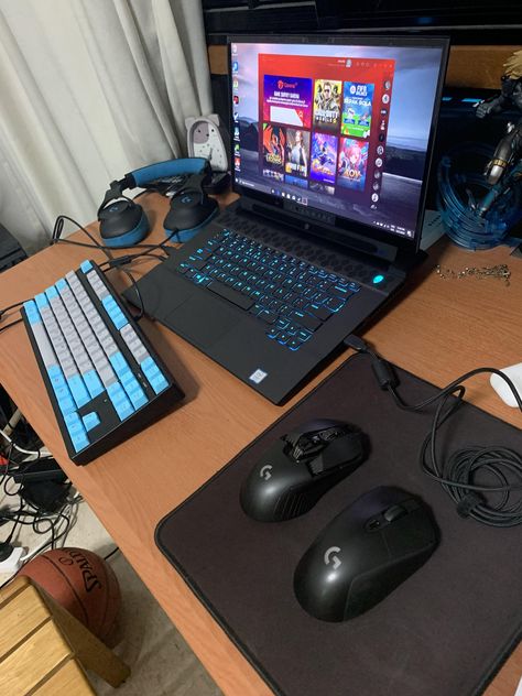 Laptop Desktop Setup, Laptop Setup Ideas, Set Up Pc, Laptop Games, Small Room Setup, Laptop Setup, Laptop Gaming Setup, Setup Pc, Gaming Desk Setup