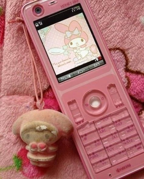 cute flip phone sanrio Outfit Ideas Aesthetic Grunge, 27 Aesthetic, Flip Phone Aesthetic, Outfit Ideas Aesthetic, Y2k Phone, Aesthetic Objects, Retro Gadgets, Hello Kitty Aesthetic, Stylish Iphone Cases