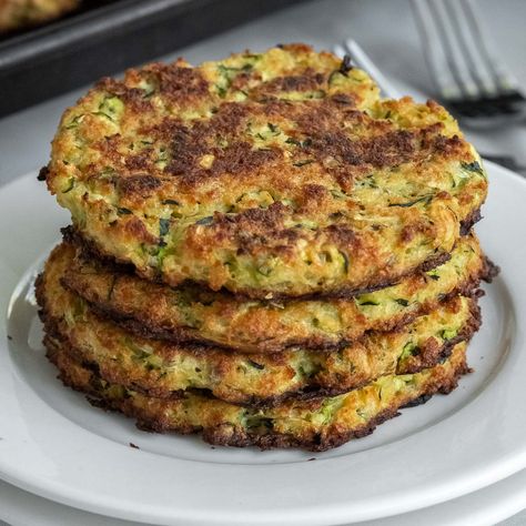 The Best Crispy Baked Zucchini Cakes Clean Challenge, Zucchini Cakes, Baked Zucchini Fritters, Zucchini Cakes Recipe, Zucchini Patties, Zucchini Fritters Recipe, Baked Zucchini, Bake Zucchini, Zucchini Cake