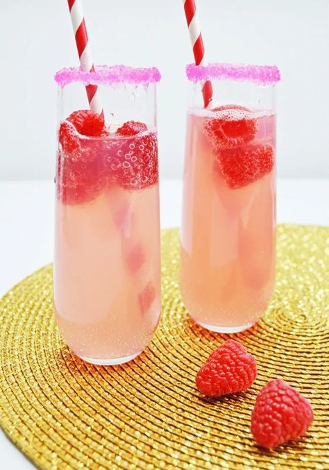 This small-batch Raspberry Lemonade Mimosa recipe made with with champagne and raspberry lemonade is a great cocktail for Valentine's Day or brunch with the girls. Drinks With Champagne, Mimosa Recipe Champagne, Lemonade Mimosa, Fruit Champagne, Champagne Recipe, Mimosa Recipe, Champagne Brunch, Champagne Cocktail, Raspberry Lemonade