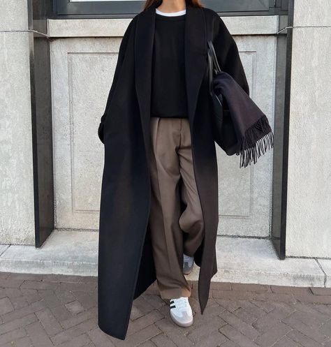 Black Coat Outfit, Cute Winter Outfits, Brown Pants, Fashion People, Winter 2022, Wool Pants, 여자 패션, Mode Streetwear, Classic Outfits