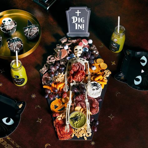 This Black Coffin Grazing Board With Card Sign from Hootyballoo is sure to make your Halloween Party go off! Deck out the snack table with this wicked coffin grazing board!   Height 47cm x Length 30.5cm Halloween Buffet Table, Halloween Candy Buffet, Halloween Pauroso, Buffet Halloween, Delicious Halloween Treats, Halloween Table Centerpieces, Halloween Buffet, Halloween Party Table, Treat Stand